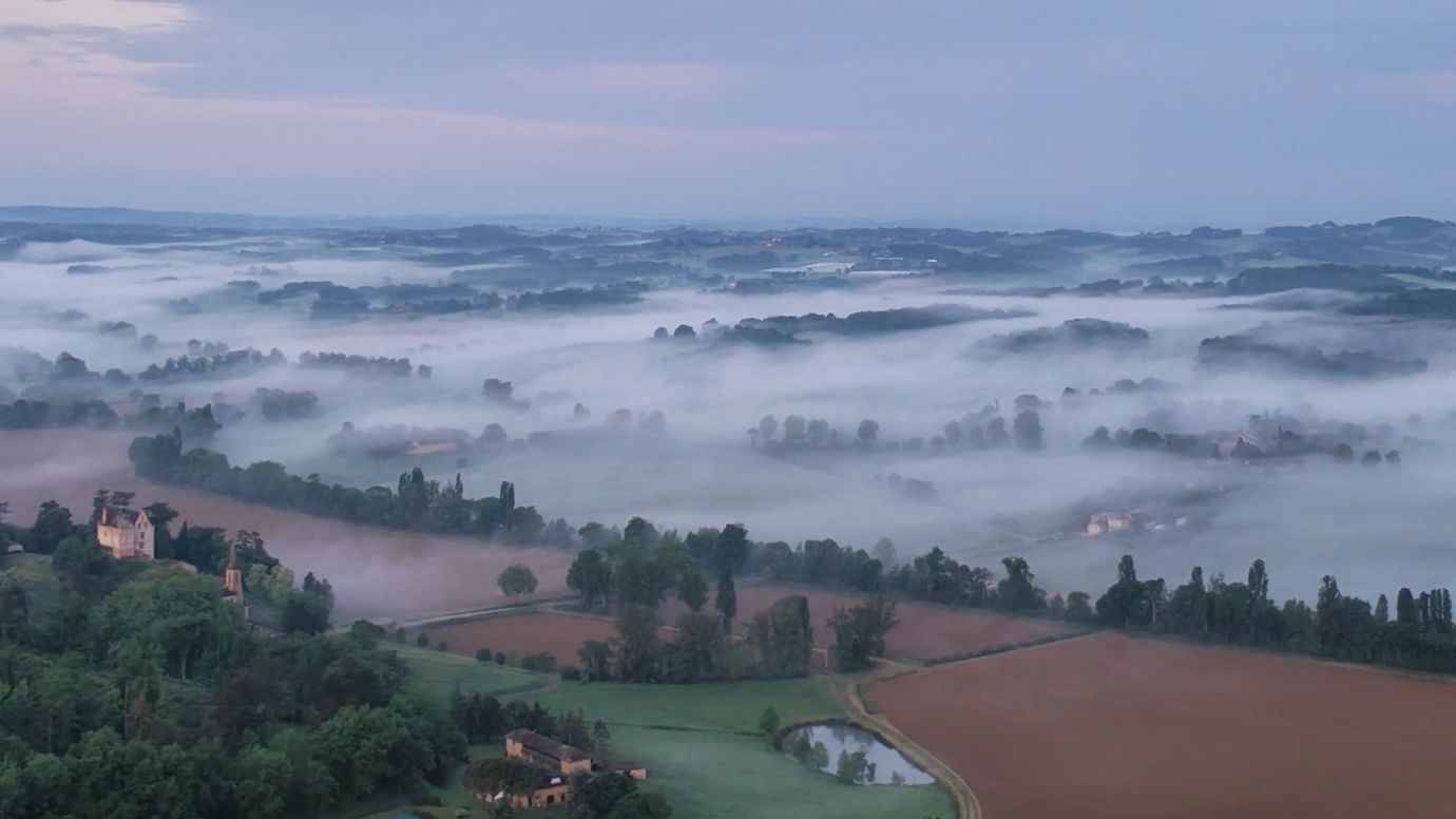 Vallées du Gers au petit matin, brume sur la campagne autour de Monclar-sur-l'Osse