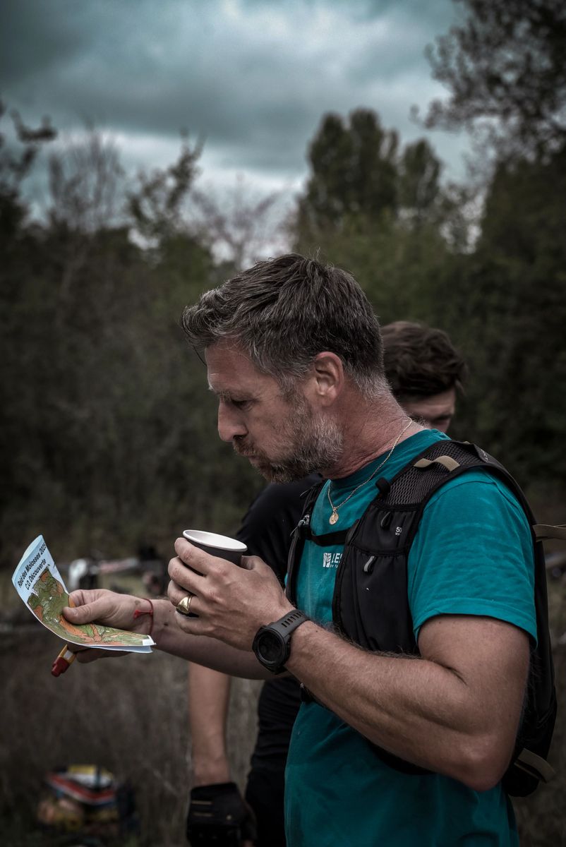 Concurrent lisant une carte de course d'orientation